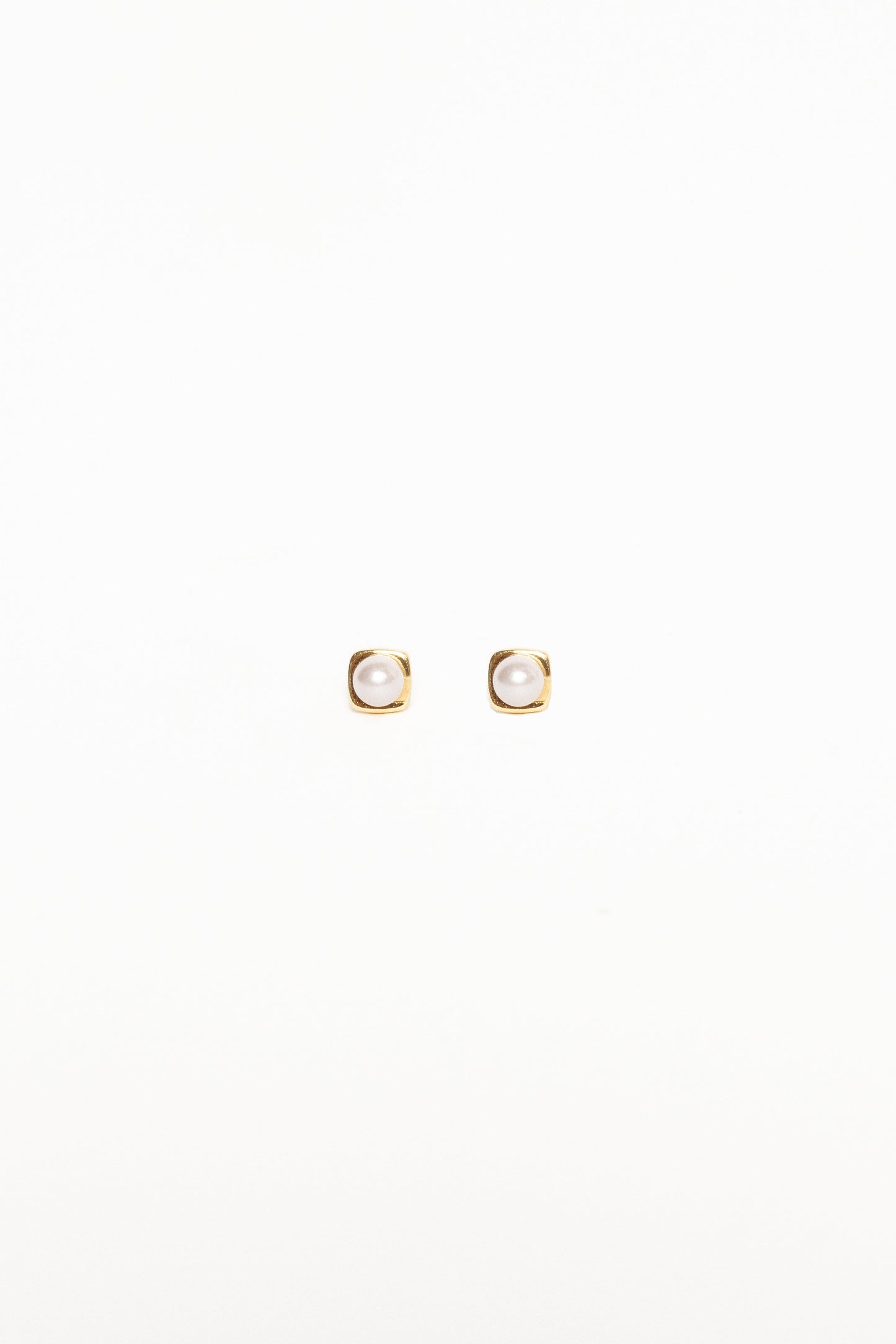 Helene Stud Earrings - Gold/Pearl